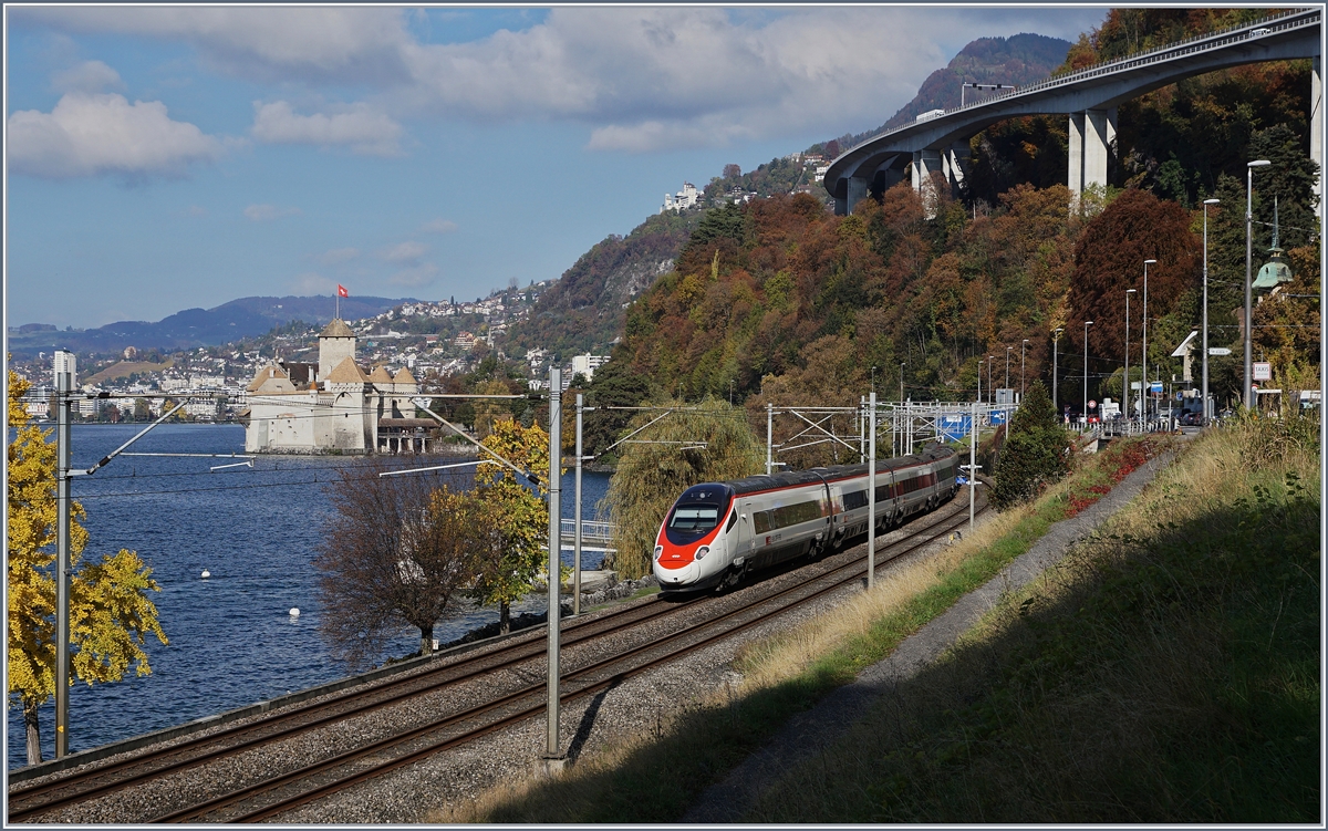 Ein SBB ETR 610 bzw. ein RABe 503 auf der Fahrt von Milano nach Genève vor der Kulisse des Chateau de Chillon.
3. Nov. 2016