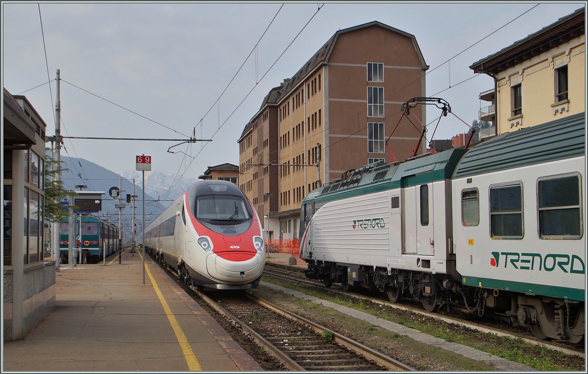 Ein SBB RABe 503 erreicht als EC 50 von Milano nach Basel unterwegs, Domodossola.
11. April 2015