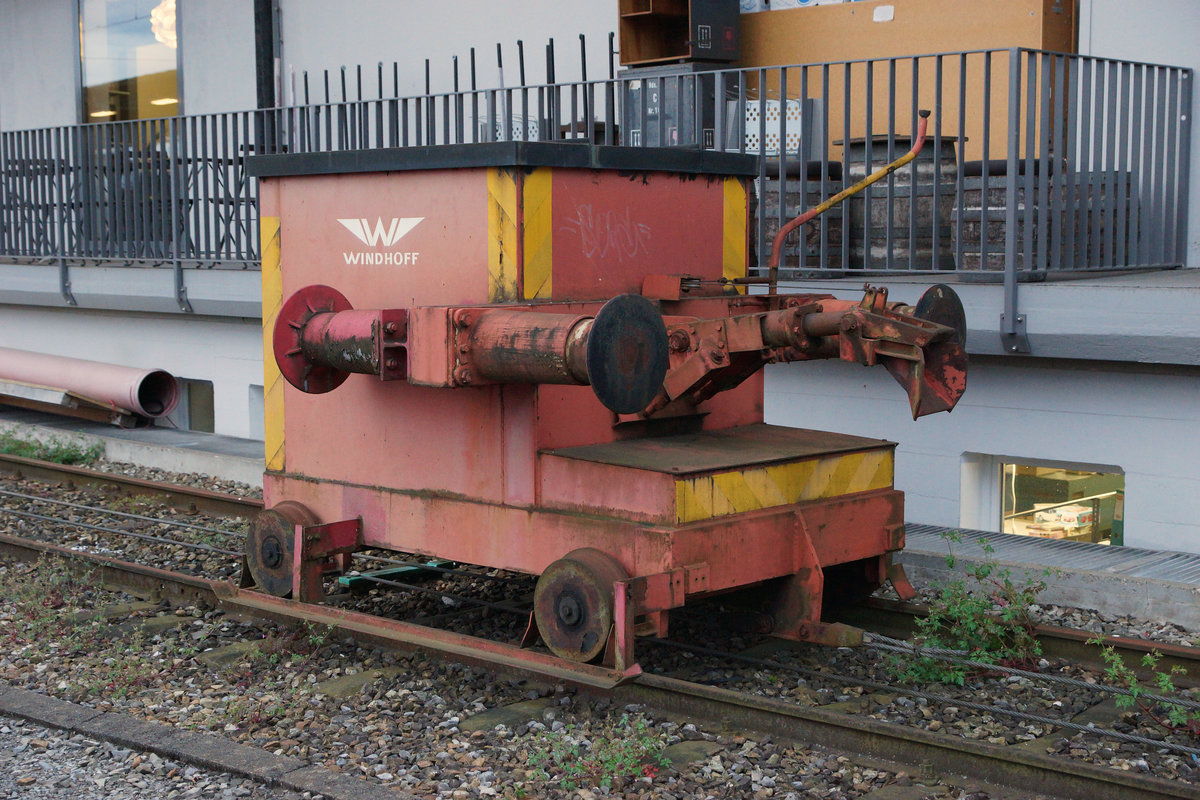 Ein spezielles Rangierfahrzeug einmal anders gesehen. Vom ehemaligen Bierdepot der Brauerei Feldschl�sschen beim Solothurner Hauptbahnhof ist noch dieses Schienenfahrzeug �brig geblieben. In der hintersten Ecke rostet es unbemerkt auf einem speziell f�r den Seilantrieb eingerichteten Abstellgeleise vor sich hin. Die Aufnahme dieser Rarit�t entstand am 18. Mai 2016.
Foto: Walter Ruetsch