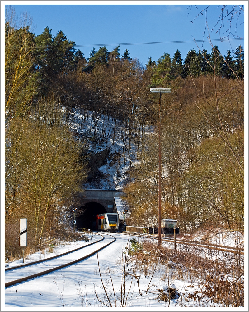 
Ein Stadler GTW 2/6 der HellertalBahn als RB 96 Betzdorf-Herdorf-Neunkirchen, verl��t gerade den 131 m langen Alsdorfer Tunnel, hier am 13.03.2013.

Rechts das Gleis der Hellertalbahn KBS 462 DB-Streckennummer 2651 und links das Gleis der Daadetalbahn KBS 463 DB Streckennummer 9288.  
