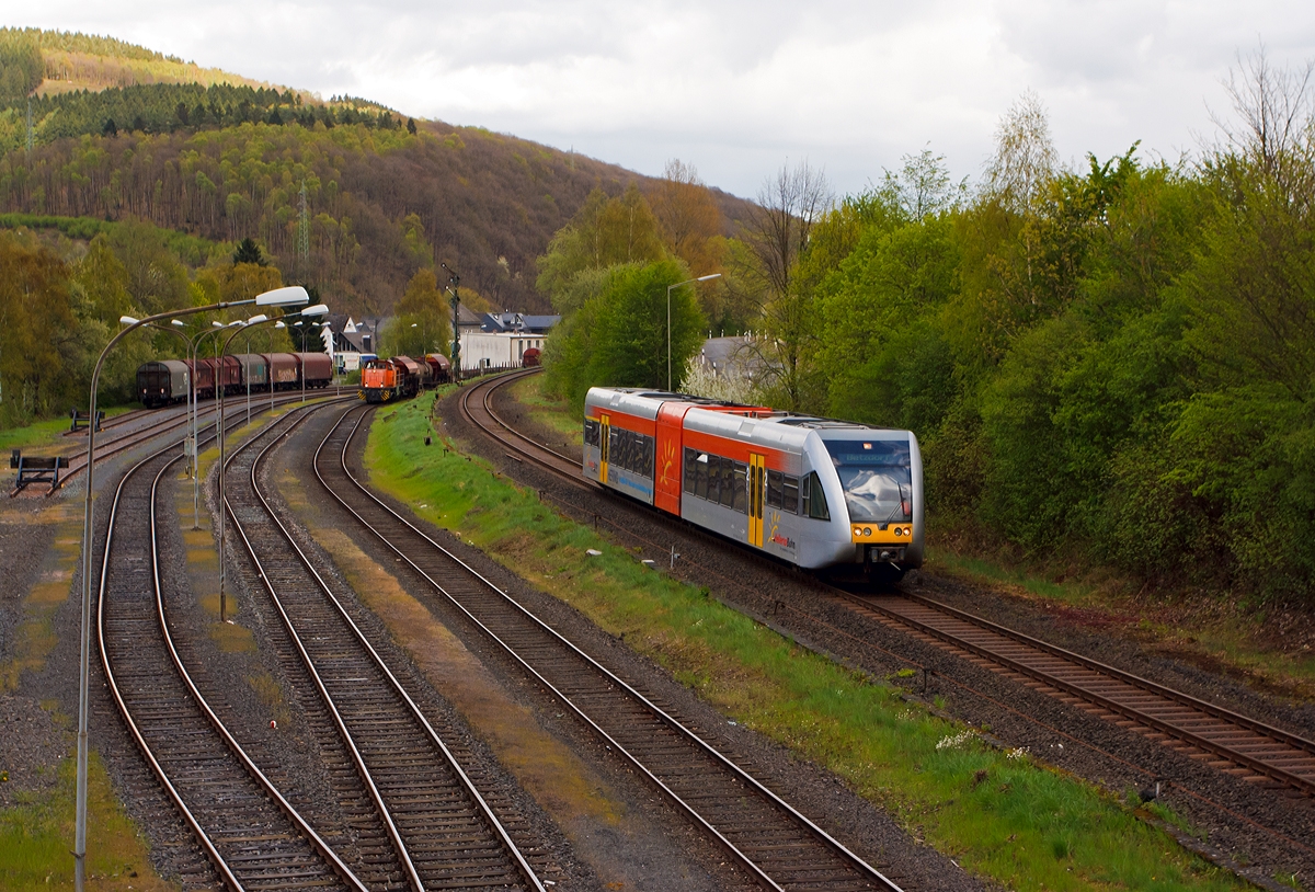 
Ein Stadler GTW 2/6 der Hellertalbahn hat das Einfahrtsignal passiert und erreicht gleich den Bahnhof Herdorf (14.04.2014). 

Links am Güterbahnhof der KSW steht die Lok 42 der  KSW (Kreisbahn Siegen-Wittgenstein) mit ihrem Übergabezug bereit.