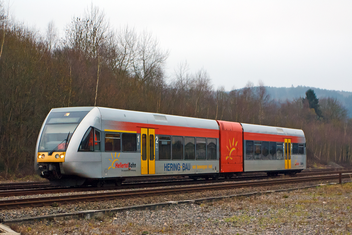 
Ein Stadler GTW 2/6 der Hellertalbahn fährt am 30.11.2014 von Herdorf weiter in Richtung Neunkirchen.