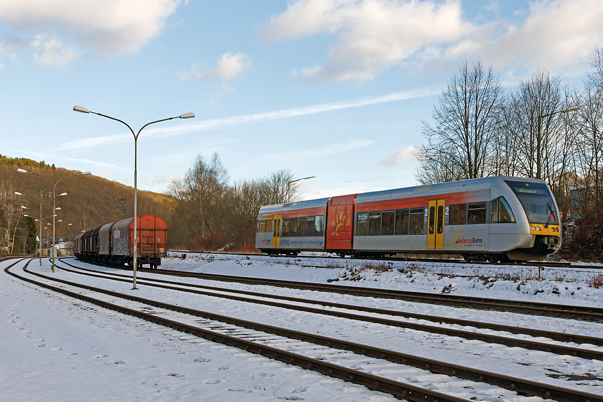 
Ein Stadler GTW 2/6 der Hellertalbahn fährt am 08.02.2015 als RB 96  Hellertal-Bahn  (Betzdorf-Herdorf-Haiger-Dillenburg) von Herdorf weiter in Richtung Dillenburg.