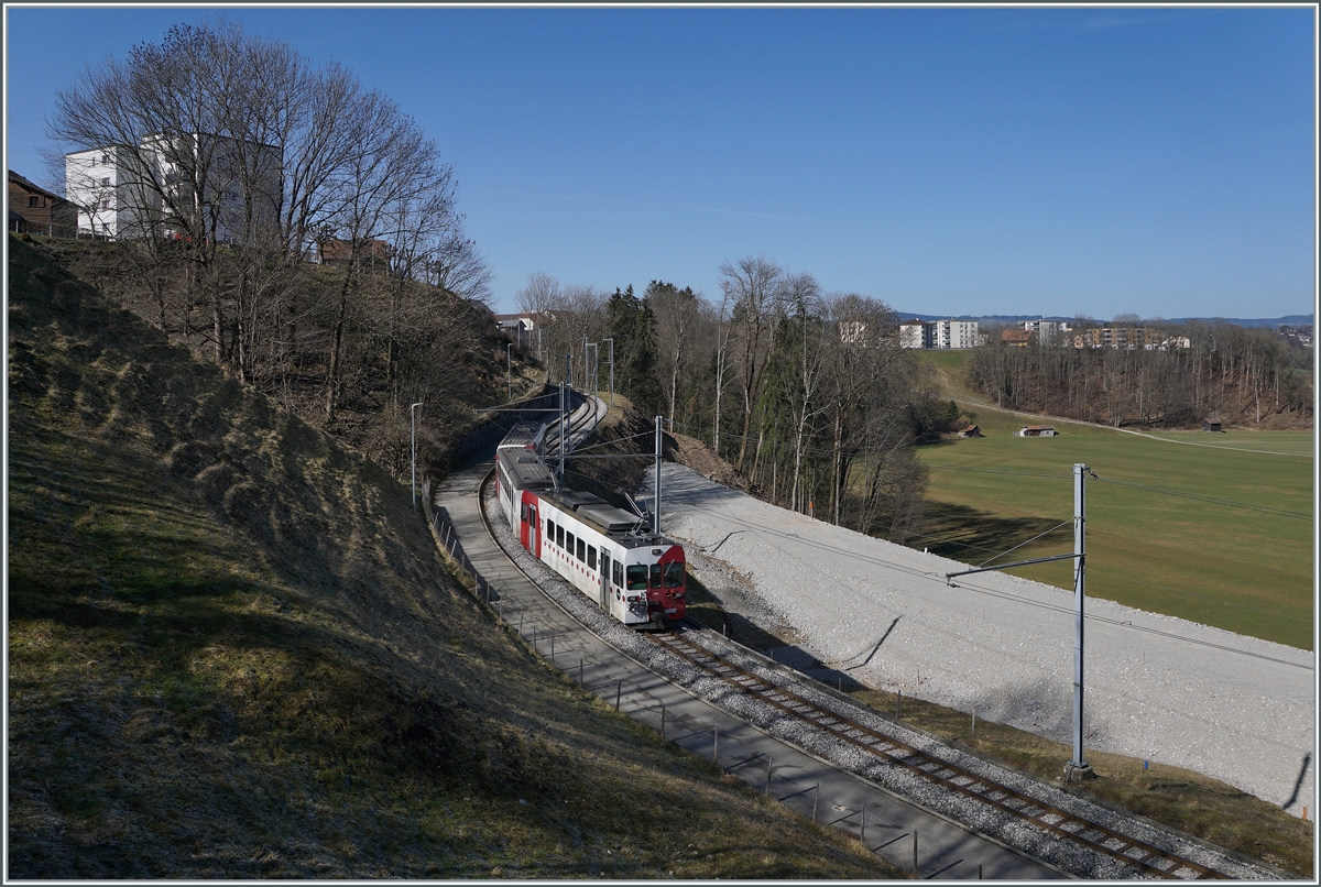 Ein TPF Regionalzug ist zwischen Broc Village und Broc Fabrique unterwegs. Obwohl das Trasse der Normalspur hier schon weit fortgeschritten ist, wird ab dem Fahrplanwechsel der Normalspurbetrieb in einer ersten Phase nur bis Broc Village aufgenommen, erst im August 2023 verkehren die Züge wieder nach Broc Fabrique. 

2. März 2021