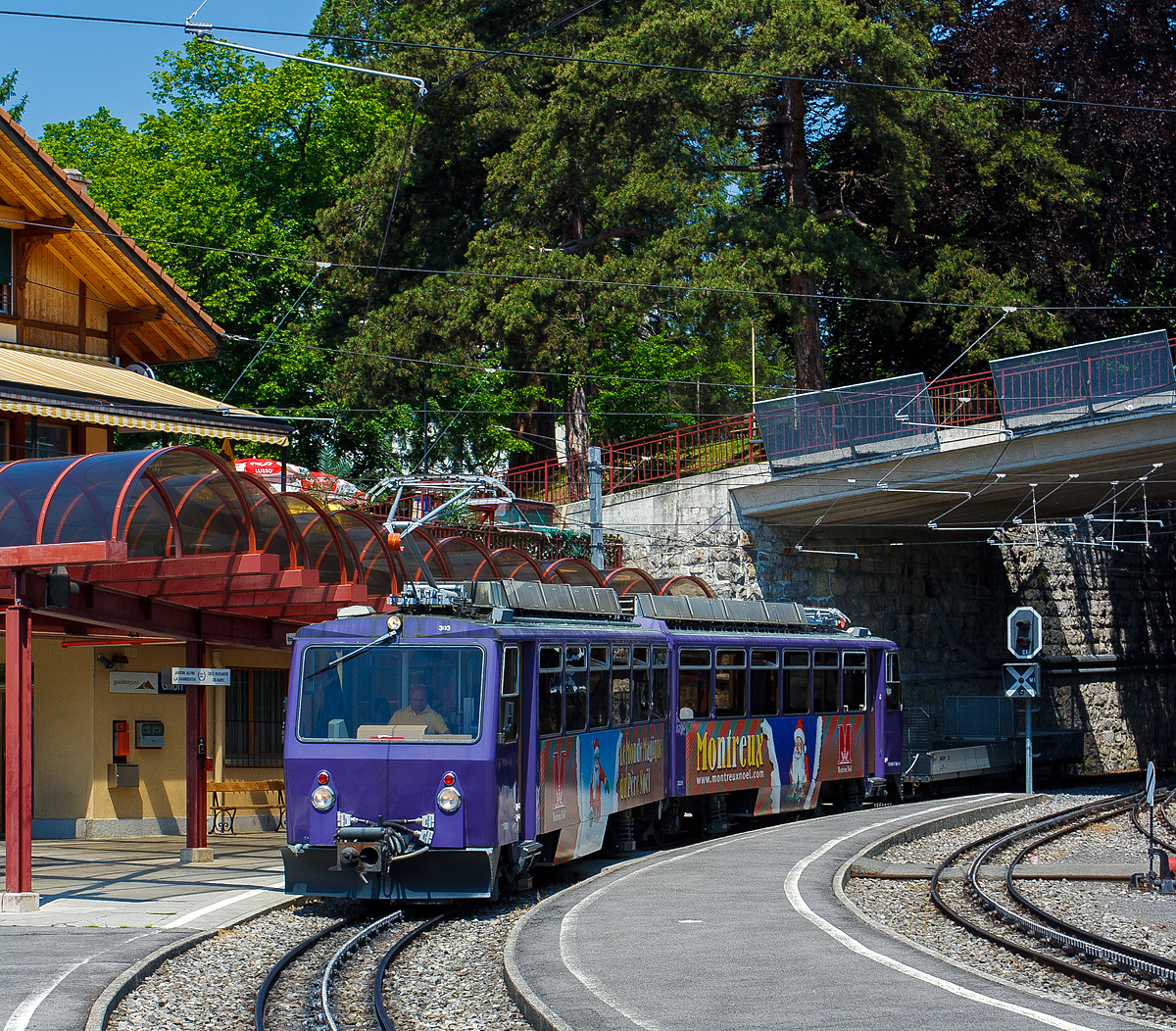 
Ein Weihnachtsbild aus dem Mai.... 
Der Triebwagen Bhe 4/8 303 „Villeneuve“  der Transports Montreux-Vevey-Riviera (MVR), ex Chemin de fer Glion–Rochers-de-Naye (GN) fährt am 26.05.2012 vom Bahnhof Glion weiter nach Montreux hinab.

Auch wenn hier das Bild im Mai 2012 gemacht wurde, so passt es doch sehr gut in die jetzige Vorweihnachtszeit, man schaue auf den Weihnachtsmann am Triebwagen und die Aufschift:  „Le Monde Magique du Pére Noél” , nach meiner Übersetzung in Deutsch „Die magische Welt des Weihnachtsmannes“

Der Zahnradtriebwagen Beh 4/8 303 Villeneuve wurde 1983 von SLM (Schweizerischen Lokomotiv- und Maschinenfabrik) in Winterthur gebaut, der elektrische Ausrüstung wurde von Siemens (Werk Erlangen) geliefert.

Die Bhe 4/8 sind zweiteilige kurzgekuppelte elektrische Zahnrad-Doppeltriebwagen der Transports Montreux–Vevey–Riviera (MVR), ehemalig Chemin de fer Glion–Rochers-de-Naye (GN) und der Monte Generoso-Bahn (MG). Für die damalige GN wurden insgesamt 5 Stück gebaut (3 Stück 1983, und jeweils einer 1992 und 2011). Der 2011 gebaute wurde von der MOB Werkstätte Chernex gebaut. Bei den MVR Triebwagen wurden nachträglich Mehrfachsteuerung eingebaut, so können bis zu drei Triebwagen gekuppelt und gesteuert werden.

Bereits 1982 wurden anlässlich der Elektrifizierung der Monte Generoso-Bahn vier Triebwagen von der Schweizerischen Lokomotiv- und Maschinenfabrik (SLM) in Winterthur, für die MG, gebaut. Die elektrische Ausrüstung wurde von Siemens (Werk Erlangen) geliefert. Bei der Monte Generoso-Bahn sind die Triebwagen die einzigen elektrischen Fahrzeuge, zudem weichen die Technischen Daten der MG Fahrzeuge gegenüber der MVR Fahrzeuge leicht ab.


TECHNISCHE DATEN der MVR Bhe 4/8, in Klammern der MG Bhe 4/8:
Achsformel:  2'Z 2'Z + 2'Z 2'Z
Spurweite:  800 mm
Länge über Puffer:  23.890 mm
Achsabstand im Drhgestell:2 .200 mm
Teilkreis-Ø vom Antriebszahnrad: 611 mm
Dienstgewicht:  34 t (34,1 t)
Höchstgeschwindigkeit:  22 km/h (bergauf) / 14 km/h (talfahrt)
Stundenleistung:  800 kW (1.088 PS) bei 15 km/h
Zahnradsystem:  Abt
Stromsystem:  850 V DC 
Anzahl der Fahrmotoren: 4
Übersetzungsverhältnis: 1:12
Gefälle:  220 ‰
Sitzplätze:  96
Klassen: 2. Klasse


Der Rocheres de Naye Bhe 4/8 304  La Tour-de-Peilz   der Transports Montreux–Vevey–Riviera (MVR), ex Chemin de fer Glion–Rochers-de-Naye (GN), am 16.09.2017 abgestellt in Montreux.

Der Zahnradtriebwagen Beh 4/8 304 wurde 1992 von SLM (Schweizerischen Lokomotiv- und Maschinenfabrik) in Winterthur gebaut, der elektrische Ausrüstung wurde von Siemens (Werk Erlangen) geliefert.

Die Bhe 4/8 sind zweiteilige kurzgekuppelte elektrische Zahnrad-Doppeltriebwagen der Transports Montreux–Vevey–Riviera (MVR, ex GN) und der Monte Generoso-Bahn (MG).

Die vier vorhandenen Triebwagen der Monte Generoso-Bahn wurden anlässlich der Elektrifizierung der Bahn 1982 angeschafft. Sie wurden von der Schweizerischen Lokomotiv- und Maschinenfabrik (SLM) in Winterthur hergestellt. Die elektrische Ausrüstung wurde von Siemens (Werk Erlangen) geliefert. Bei der Monte Generoso-Bahn sind die Triebwagen die einzigen elektrischen Fahrzeuge.

An die damalige Chemin de fer Glion–Rochers-de-Naye (GN) (heute Transports Montreux–Vevey–Riviera) wurden 1983 drei weitgehend baugleiche Triebwagen geliefert. Sie unterscheiden sich lediglich in Details des elektrischen und mechanischen Teils, da die Fahrleitungsspannung und das Kupplungssystems unterschiedlich sind. Der Triebwagen 304 wurde 1992 nachgeliefert, ein weiterer (305) wurde 2010 in den Werkstätten der Montreux-Berner Oberland-Bahn (MOB) in Chernex nachgebaut, und 2011 in Betrieb genommen. Bei den MVR Triebwagen wurden nachträglich Mehrfachsteuerung eingebaut, so können bis zu drei Triebwagen gekuppelt und gesteuert werde.

TECHNISCHE DATEN der MVR Bhe 4/8 (exGN):
Achsformel:  2'Z 2'Z + 2'Z 2'Z
Spurweite:  800 mm
Länge über Puffer:  23.890 mm
Dienstgewicht:  34 t
Höchstgeschwindigkeit:  22 km/h
Stundenleistung:  800 kW (1088 PS)
Zahnradsystem:  Abt
Stromsystem:  850 V DC
Anzahl der Fahrmotoren: 4
Gefälle:  220 ‰
Sitzplätze:  96
Klassen:  2. Klasse