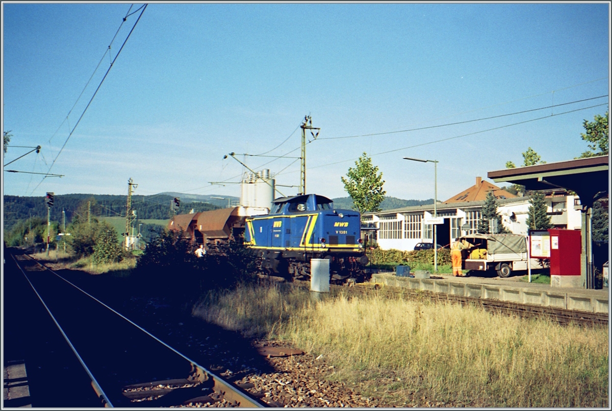 Ein weiters Bild entstand dann beim Warten an den Anschlusszug nach Freiburg in Himmelreich mit einer weitern  V 100 , der MWB V 1351 mit einem kurzen Güterzug. 

Analogbild vom 11. Oktober 2001