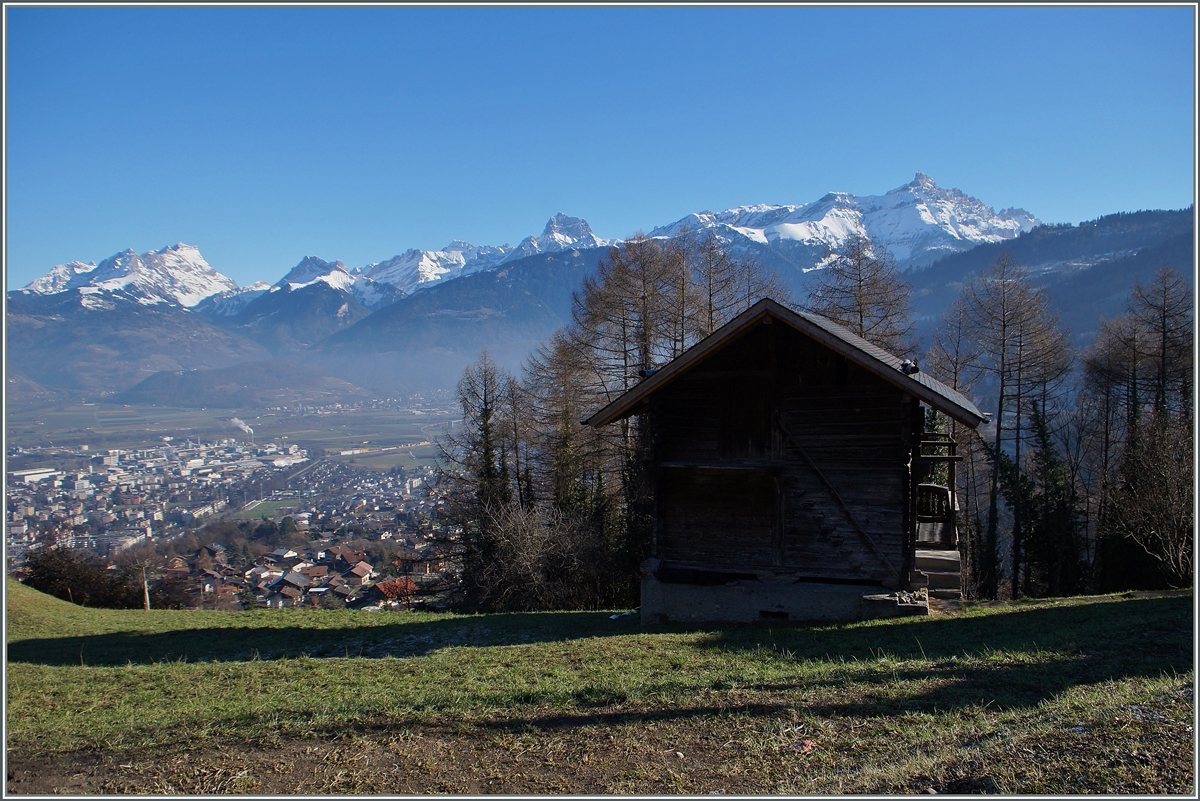 Ein Zugsuchbild für Fortgeschrittene: Unten im Tal erreicht ein Walliser-Domino als Regionalzug 6124 in Kürze Monthey. 
7. Jan. 2015