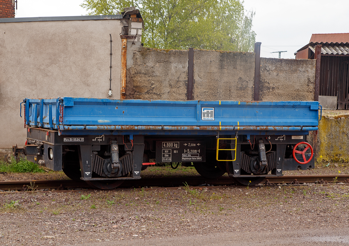 Ein zweiachsiger Wagen (eine Art Gleiskraftwagenanh�nger ohne Nummer) der TRANSPORTWERK Magdeburger Hafen GmbH am 06.05.2017 im Wissenschaftshafen Magdeburg.

TECHNISCHE DATEN (laut Anschriften):
Spurweite: 1.435 mm (Normalspur)
Achsanzahl: 2
L�nge �ber Puffer: 5.200 mm
Achsabstand: 2.500 mm
Eigengewicht: 4.800 kg
Laufraddurchmesser (neu): 750 mm