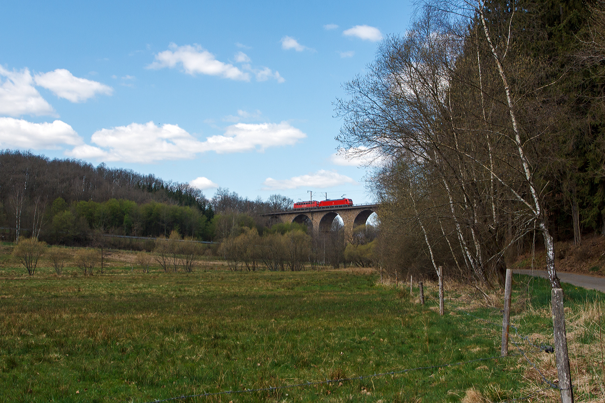 
Eine 140er und eine 145er der Schenker Rail Deutschland AG  fahren gemeinsam als Lokzug am 18.04.2015 �ber den Rudersdorfer Viadukt in Richtung Siegen.