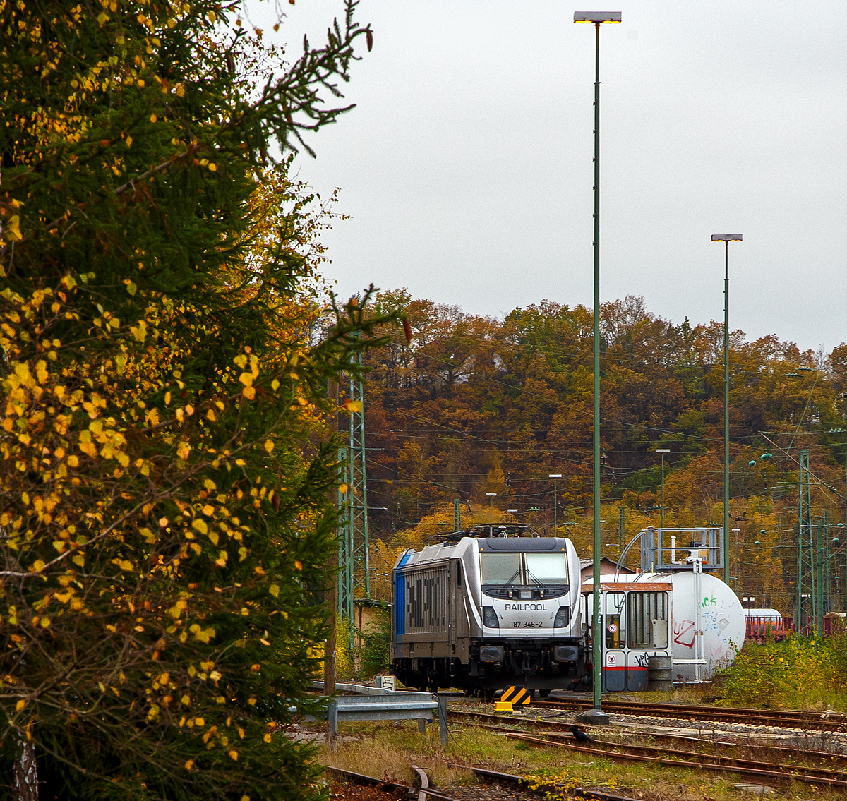 
Eine E-Lok an der Dieseltankstelle....
Nun eine Bombardier TRAXX F140 AC3 LM hat einen Last-Mile-Diesel und muss so auch mal tanken. Die RAILPOOL 187 346-2 (91 80 6187 346-2 D-Rpool), eine Bombardier TRAXX F140 AC3 LM, wird am 11.11.2020 in Betzdorf (Sieg) an der Dieseltankstelle betankt. 
