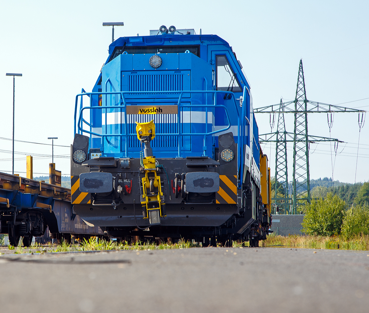 
Eine etwas andere Ansicht........
Die an die SLG Spitzke Logistik GmbH vermietete und der Vossloh Locomotives GmbH gehörende G 12 - SP - 012 (92 80 4120 001-7 D-VL) im am 12.09.2015, mit einem  Schienenwechselzug (Schienenwechselsystem) „Railer 3000“ von Vossloh Rail Service, beim ICE-Bahnhof Montabaur abgestellt. 