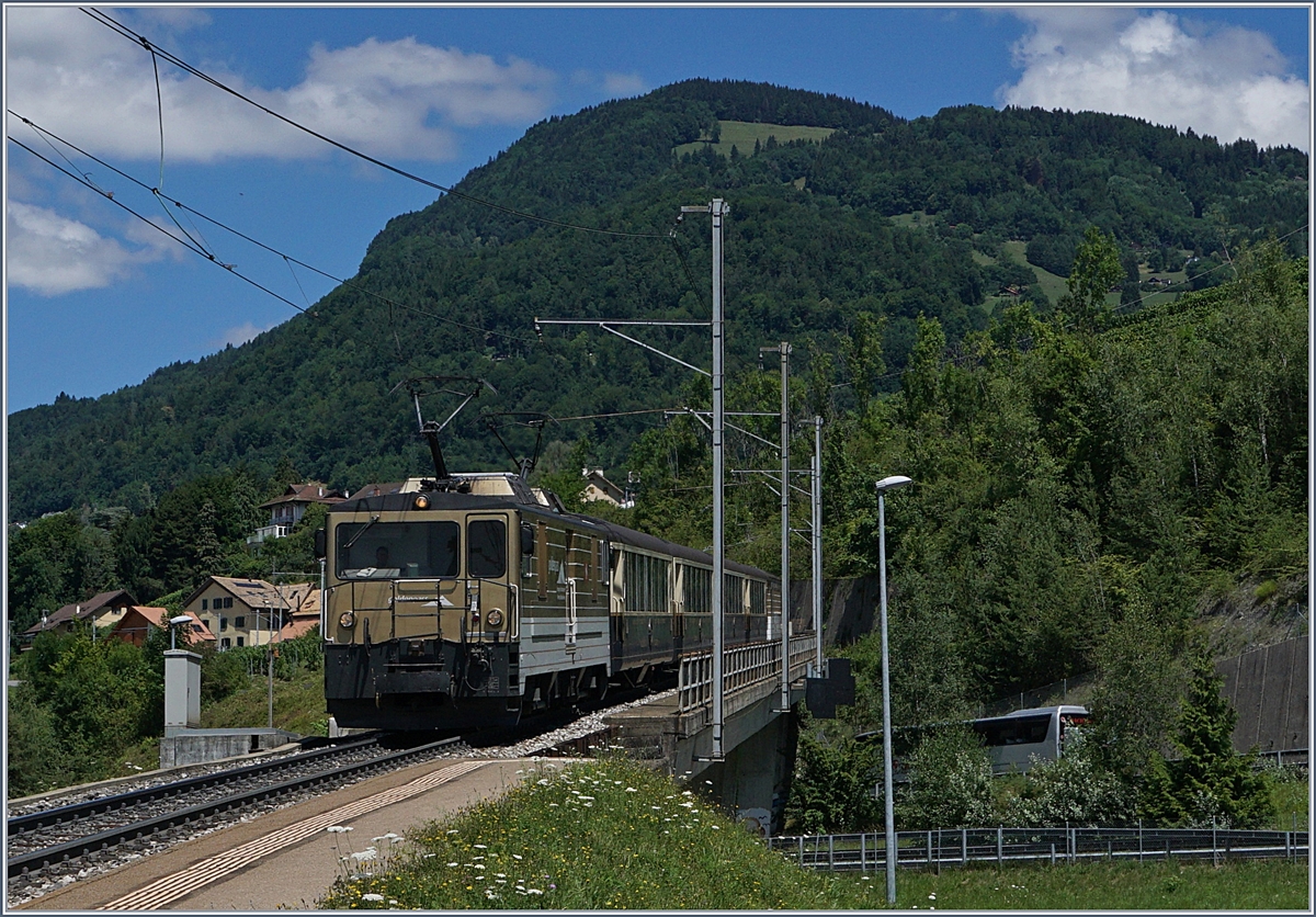 Eine MOB GDe 4/4 überqueert mit ihrem  Belle Epoque  Zug die Autobahn A 9 bei Châtelard VD.
30. Juni 2017