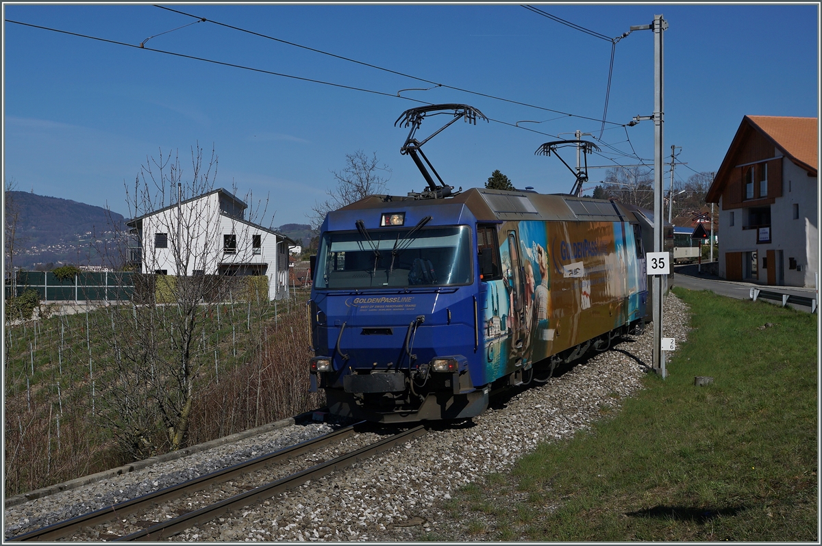 Eine MOB Ge 4/4 färht mit ihrem Panoramci-Express bei Planchamps Richtung Montreux.
26. März 2016