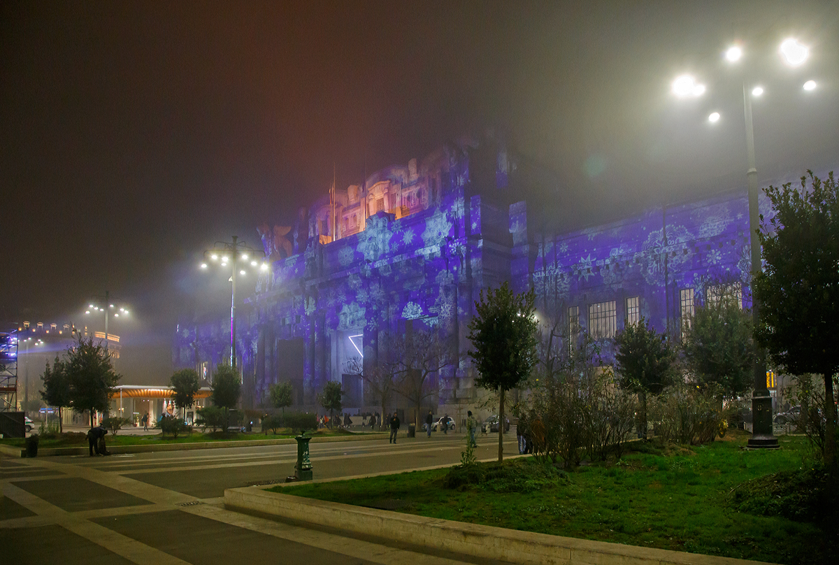 
Eine mystische Stimmung (durch Nebel und Smog)...
Der Blick auf die Front von dem Empfangsgebäude vom Milano Centrale (Mailand Zentral) am 27.12.2015, mit weihnachtlicher Lichtanstrahlung.