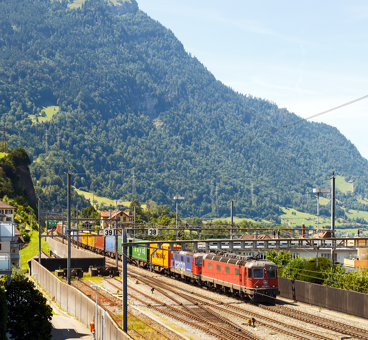
Eine Re 10/10 der SBB Cargo, bestehend aus der Re 6/6 - Re 620 080-2 und einer Re 4/4 - Re 420, fährt am 01.08.2019 mit einem Containerzug durch Arth-Goldau in Richtung Gotthard.