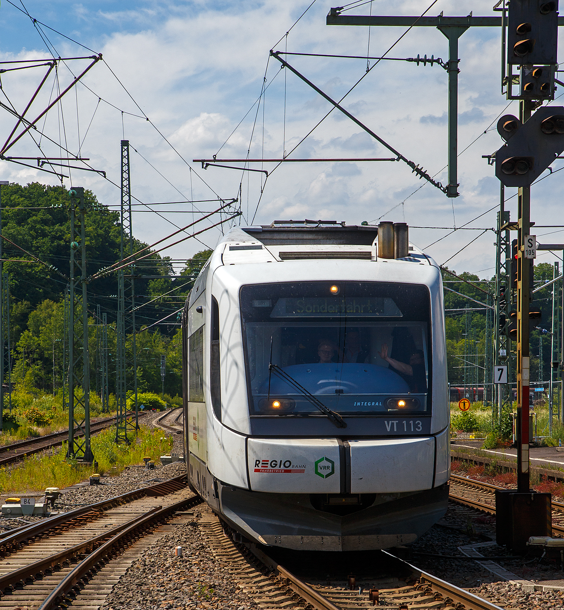 Eine Überraschung....
Der VT 113 (95 80 0609 113-5 D-REGIO) der Regiobahn Fahrbetriebsgesellschaft mbH (Mettmann), ex BOB VT113 Lenggries, ein Dieseltriebwagen vom Typ Integral S5D95, fährt am 03.06.2022 auf Sonderfahrt durch den Bahnhof Betzdorf (Sieg) in Richtung Siegen.  Nochmals einen lieben Gruß zurück an die nette Triebfahrzeugmannschaft. 

Der Integral wurde 1998 von der Integral Verkehrstechnik AG in Jenbach (Tirol) unter der Fabriknummer J3155-13 für die BOB gebaut. Im Juni 2020 ging er an die Regiobahn. Die Fahrzeuge sollen bis zur Elektrifizierung der Strecke der Regiobahn eingesetzt werden, die zum Fahrplanwechsel 2026 geplant ist.

