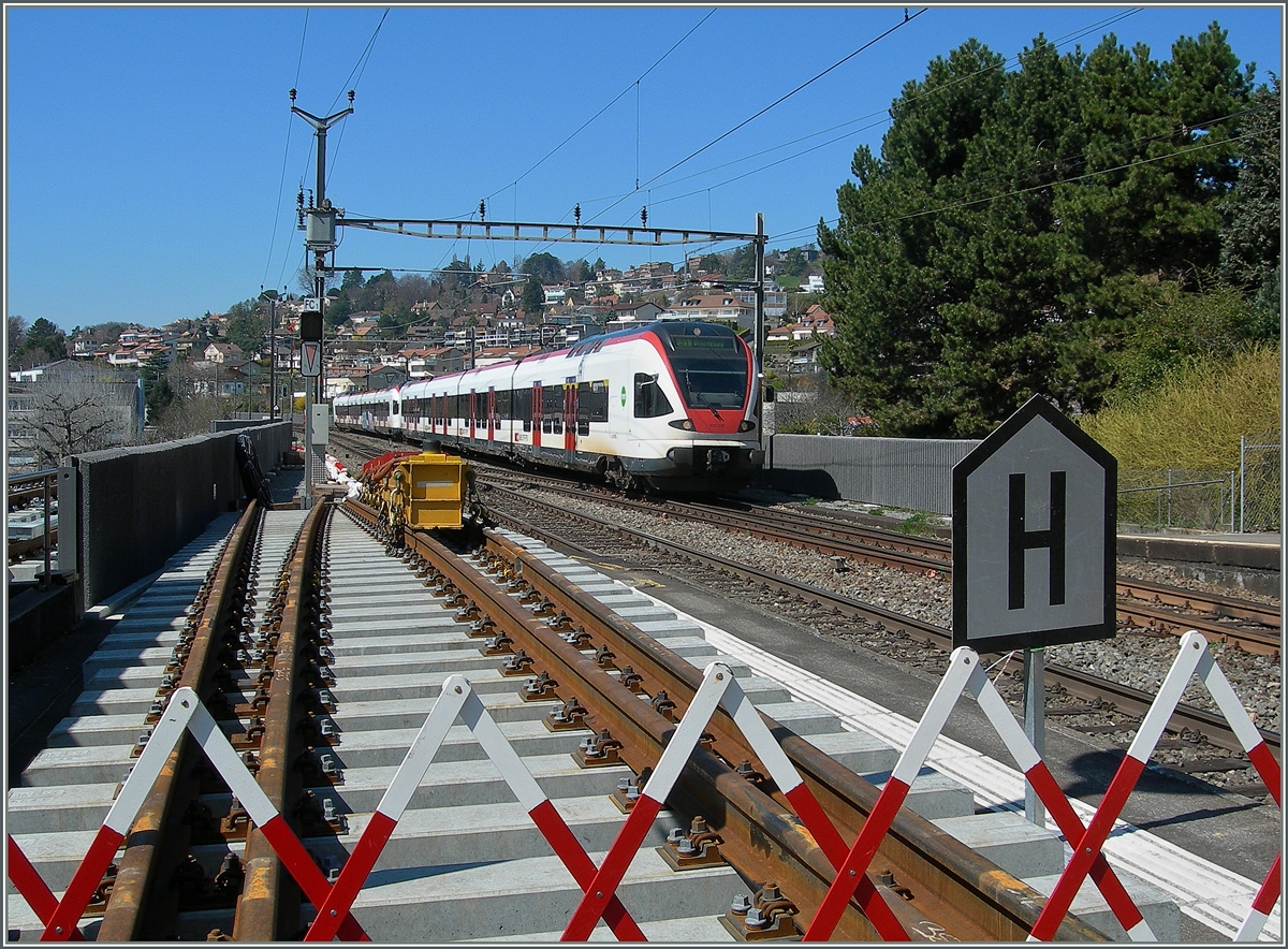 Eine Weiche wartet in Lutry auf den Einbau, während ein  Flirt  Richtung Villeneuve unterwegs ist. Ich hatte Glück, denn obwohl die Weiche etliche Tage hier lag, wurde sie noch in derselben Nacht eingebaut und der Bahnsteig ist seither wieder in der ganze Länge zum Fotografieren frei...
9. April 2015