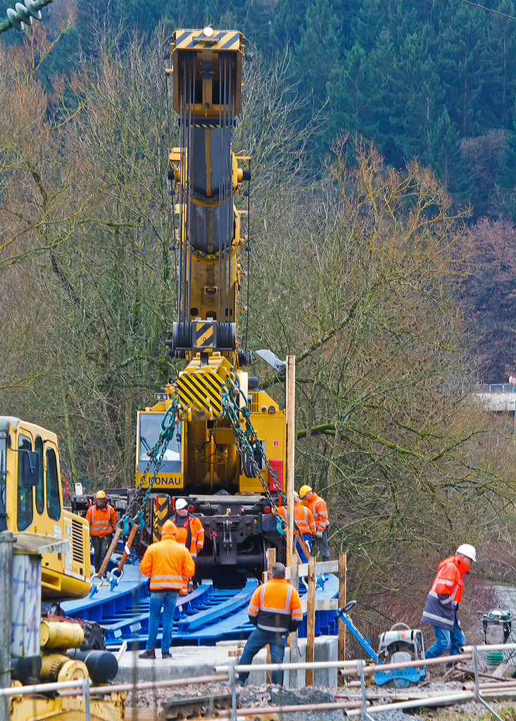 
Einsatz von dem 150 t Kirow Gleis- und Weichenbaukran KRC 1200+ (ein Kirow MULTI TASKER KRC 1200+) 99 80 9419 005-0 D-STRA  „DONAU“  (ex 97 82 55 508 17-5) der STRABAG RAIL GmbH, bei der Montage am 20.12.2014 vom Br�ckenoberbau der KSW Eisenbahnbr�cke �ber die Sieg in Siegen.

Ausf�hrliche Beschreibung siehe: http://hellertal.startbilder.de/bild/deutschland~unternehmen~ksw-kreisbahn-siegen-wittgenstein-ehem-siegener-kreisbahn/392524/der-ksw-bahnhof-siegen-eintracht-betriebsbereich-eisern-siegener.html