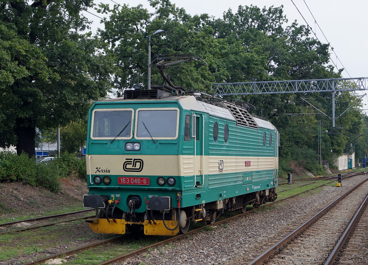 ELEKTROLOKOMOTIVEN IN POLEN VON DER P.K.P AUSGELAGERTEN PRZEWOZY REGIONALE:
Im Rollmaterialbestand der PRZEWOZY REGIONALE befinden sich auch einige aus Tschechien angemitete Lokomotiven der Baureihe 163, die auf den Namen von Frauen getauft worden sind. 163 046-6  Kasia  am 17. August 2014 in Poznan Glowny auf der Fahrt zum n�chsten Einsatz.
Foto: Walter Ruetsch