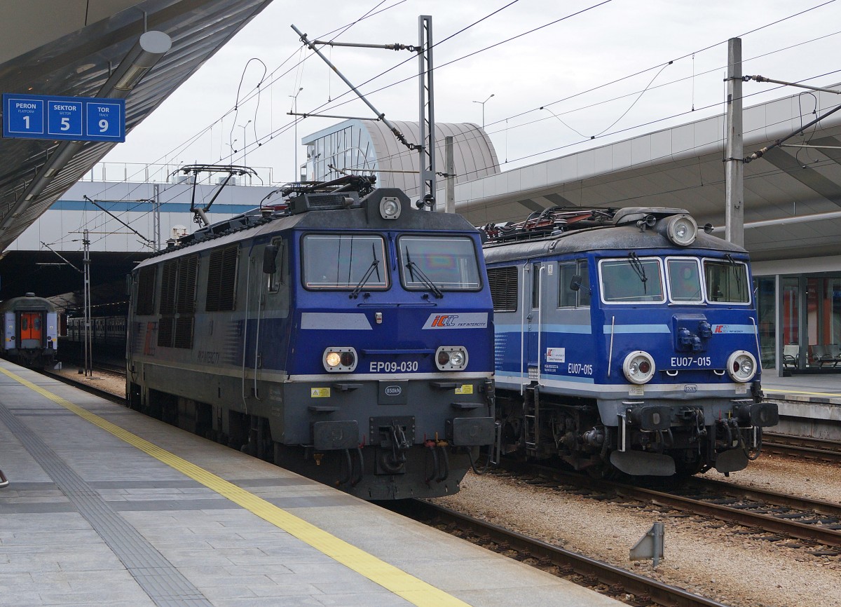 ELEKTROLOKOMOTIVEN IN POLEN
Begegnung zwischen den Baureihen EP09-030 (1986-1997) und EU07-015 (1995-1994) von P.K.P INTERCITY auf dem Bahnhof KRAKAU Glowny am 12. August 2014.
Foto: Walter Ruetsch