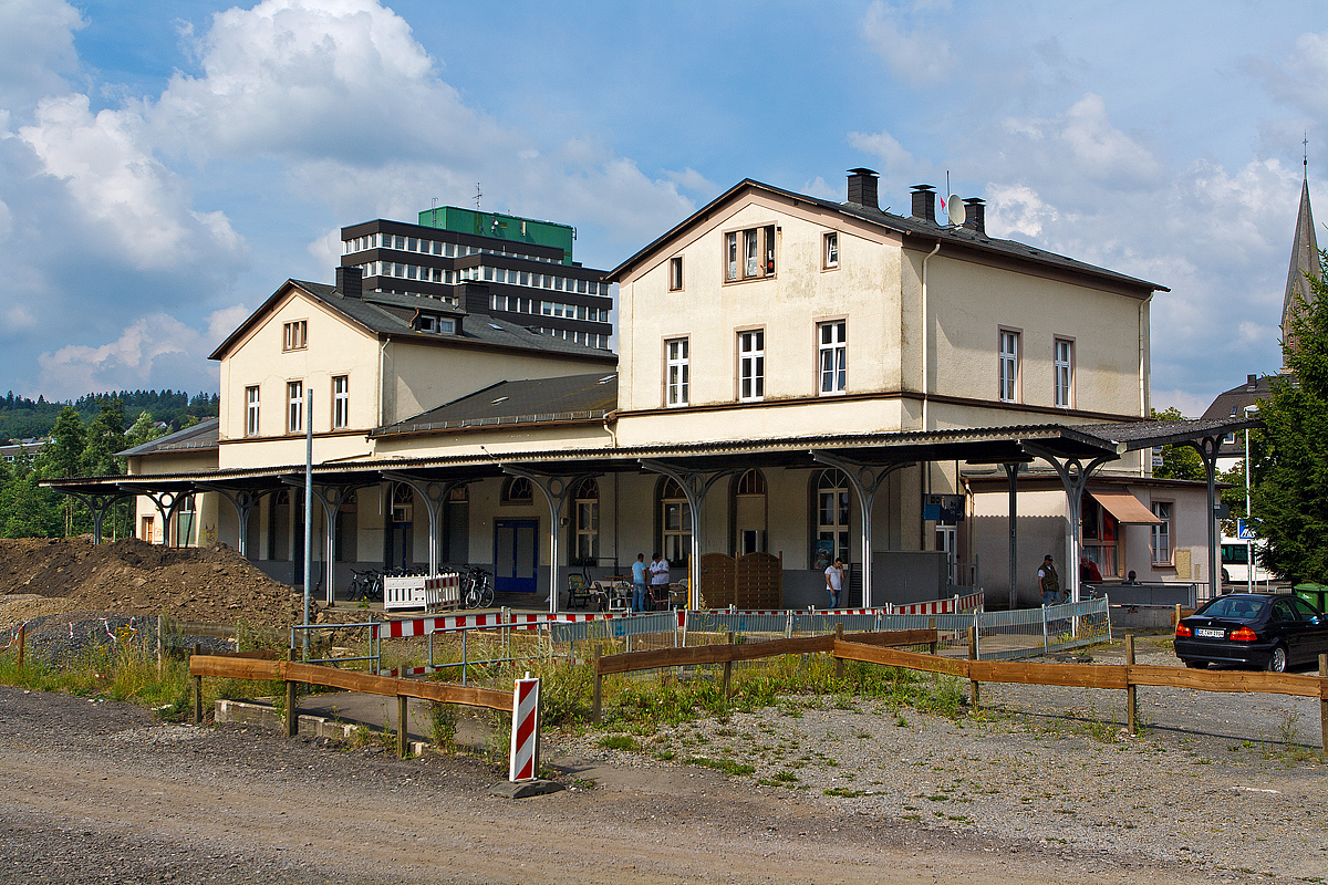 
Empfangsgebäude vom ehemaligen Bahnhof Olpe (ehem. Gleisseite), an der KBS 442  Biggetalbahn  (Finnentrop - Olpe - (Freudenberg)) am 26.07.2014. Der heutige Haltepunkt wurde 2013 um ca. 100 m vor den ehemaligen Bahnhof vorverlegt. Um das Bahnhofsareal wird zur Zeit noch viel gebaut.
