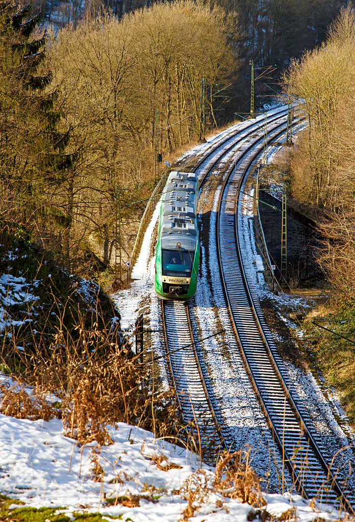 
Er ist noch im Outfit der vectus.... 
Der VT 254 (95 80 0648 154-2 D-HEB / 95 80 0648 654-1 D-HEB) ein Alstom Coradia LINT 41 der HLB (Hessische Landesbahn), ex Vectus VT 254, fährt am 07.02.2015 als RB 95  Sieg-Dill-Bahn  (Au/Sieg - Siegen - Dillenburg), hier überquert er bei Scheuerfeld die Sieg, bevor es durch den 32 m langen Mühlburg-Tunnel geht. Nächter Halt ist  Scheuerfeld/Sieg.