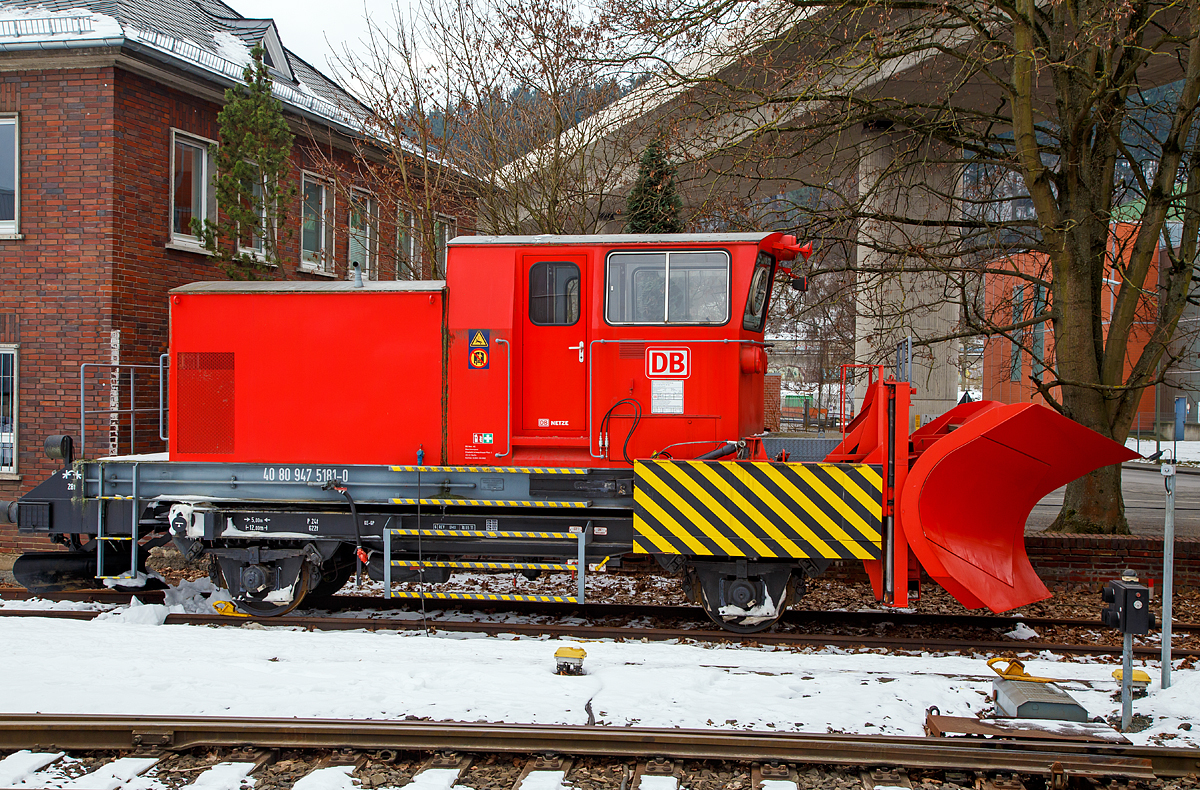 
Er war wohl vor ein paar Tagen im Einsatz, kleine Spuren (in Form von Schnee) kann man noch erkennen...
Der Schneepflug BA 851 (Fabr. Beilhack Typ PB600) der DB Netz AG, Schweres Nebenfahrzeug 40 80 947 5 181-0, hier am 28.01.2017 abgestellt in Siegen-Eintracht.