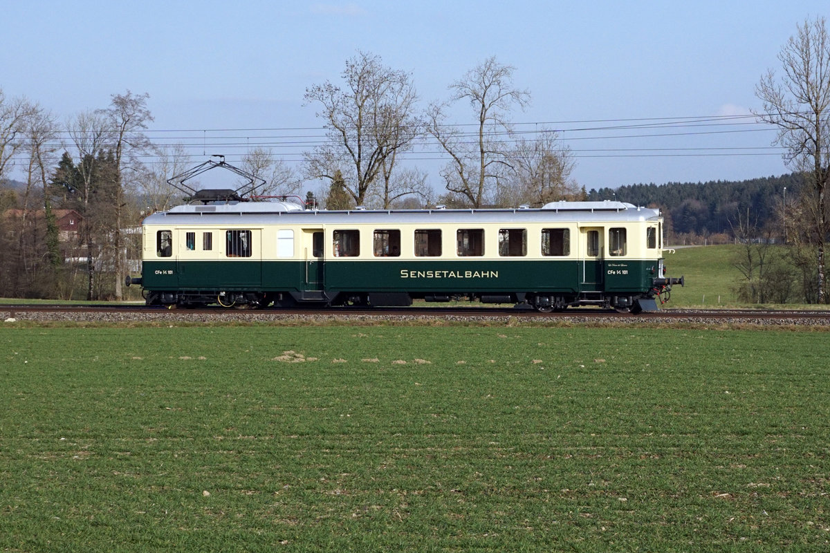 Erste Fahrt des CFe 2/4 101, ehemals BDe 2/4 101 der ehemaligen Sensetalbahn (STB). Nach der Revision fuhr der CFe 2/4 101 mit Baujahr 1938 am 8. März 2021 in eigener Kraft von Bönigen nach Romanshorn. Dabei wurde der historische Triebenwagen in Langenthal bei einem Zwischenhalt sowie auf flotter Fahrt bei Roggwil fotografiert. Die Strecke der Sensetalbahn führte von Flamatt via Laupen nach Gümmenen. Am 23.5.1993 wurde die Strecke Laupen-Gümmenen stillgelegt und Laupen wurde zum Endhalt der S-Bahn Bern.
Foto: Walter Ruetsch
