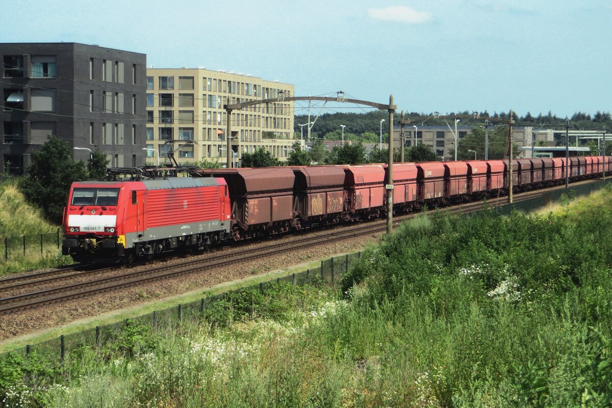 Erzzug mit 189 041 passiert das Quasi-Naturgebiet bei Tilburg-Reeshof am 23 Juli 2021.
