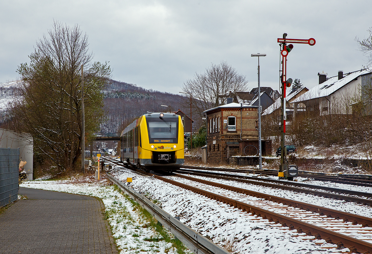 Es ist April und der Winter zurück....
Der VT 507 (95 80 1648 107-8 D-HEB / 95 80 1648 607-7 D-HEB) der HLB (Hessische Landesbahn GmbH), ein Alstom Coradia LINT 41 der neuen Generation, erreicht am 02.04.2022 als RB 96  Hellertalbahn  (Neunkirchen - Herdorf - Betzdorf) bald den Bahnhof Herdorf.
