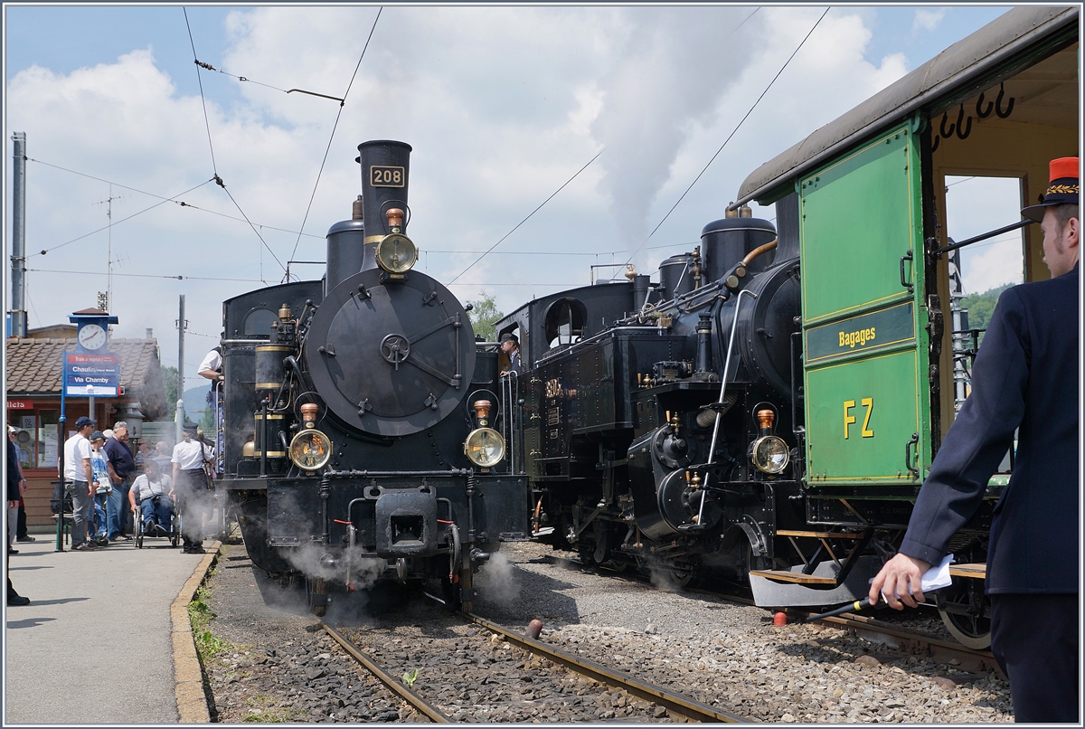 Es raucht es dampft - das  50 Jahre Blonay - Chamby; Mega Steam Festival  zeigt sich von der besten Seite! Während die SBB Brünigbahn Talbahn Dampflok G 3/4 208 der Ballenberg Dampfbahn in Blonay auf die Abfahrt nach Chaulin wartet, ist auf dem andern Gleis gerade ein Dampfzug aus der Gegenrichtung eingetroffen.
19. Mai 2018
