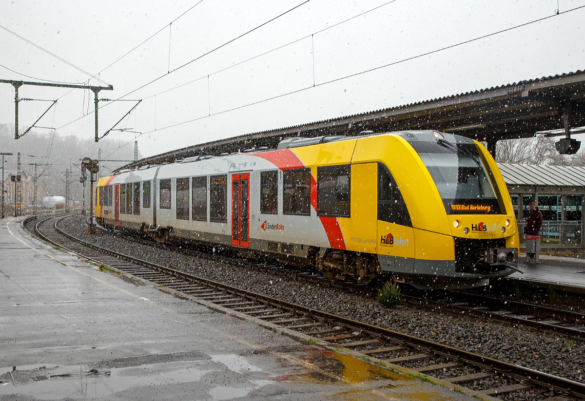 
Es schneit aber hier unten an der Sieg bleibt er noch nicht liegen, sondern wird direkt zu Wasser....
Der VT 504 ein Alstom Coradia LINT 41 der neuen Generation (95 80 1648 104-5 D-HEB / 95 80 1648 604-4 D-HEB) der HLB (Hessische Landesbahn GmbH) fährt am 16.01.2016, als RB 93   Rothaarbahn  (Betzdorf - Siegen - Kreuztal - Bad Berleburg), vom Bahnhof Betzdorf/Sieg los. Diese Umläufe die jeweils kurz nach dem RE 9 um X:33 Uhr ihre Fahrt hier beginnen, fahren vom Gleis 106 und somit links los, kurz nach dem Bahnhof wechseln sie dann das Gleis.