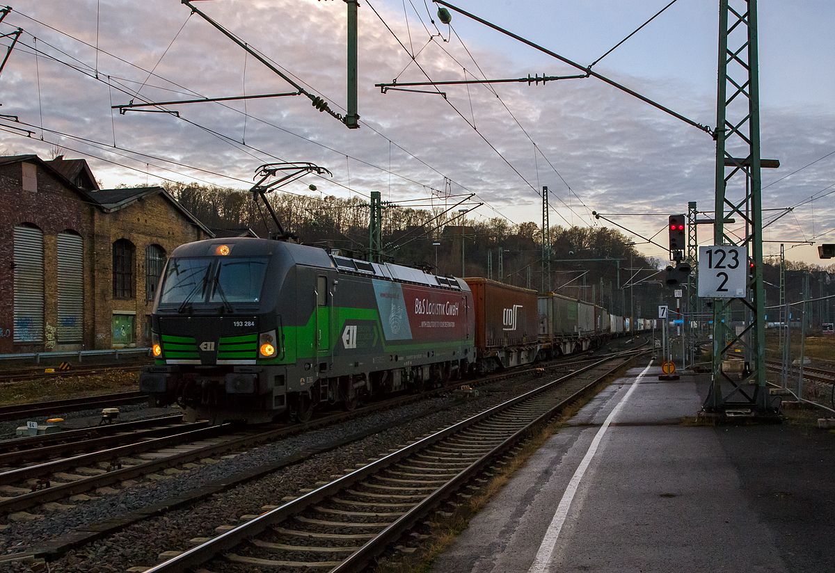 Es war sonntags am späten Nachmittag, so hatte ich eigentlich nicht damit gerechnet.....
B+S Logistik GmbH fahrende ELL 193 284 (91 80 6193 284-7 D-ELOC) fährt am 13.12.2020 mit einem kombinierten KLV- und Containerzug durch Betzdorf (Sieg) in Richtung Siegen.

Die Vectron AC wurde 2017 von Siemens in München-Allach unter der Fabriknummer 22206 gebaut und an die ELL - European Locomotive Leasing geliefert.
