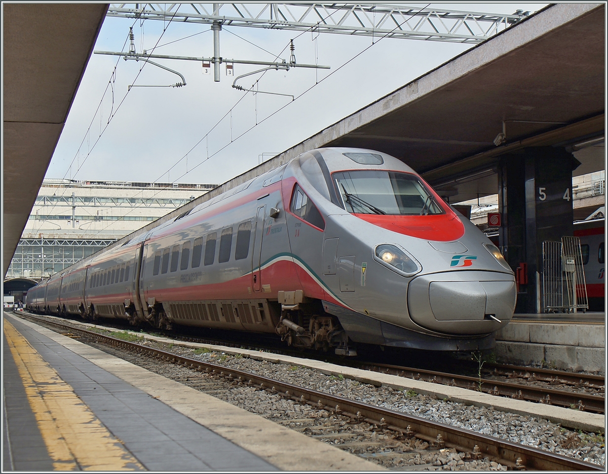 ETR 600/610: Ein ETR 600 wartet in Roma auf die Abfahrt. Nach einer p�nktlichen nonstop Fahrt mit einem ETR 500 konnte ich gute drei Stunden sp�ter einen SBB ETR 610 in Milano fotografieren, der dann leider nicht mehr mit der in der Zwischenzeit gewohnten italischen P�nklichkeit mithalten konnte... 29.April 2015/8:45 PS mit dem ETR 400 wird die Fahrt zwischen Roma und Milano noch schneller!