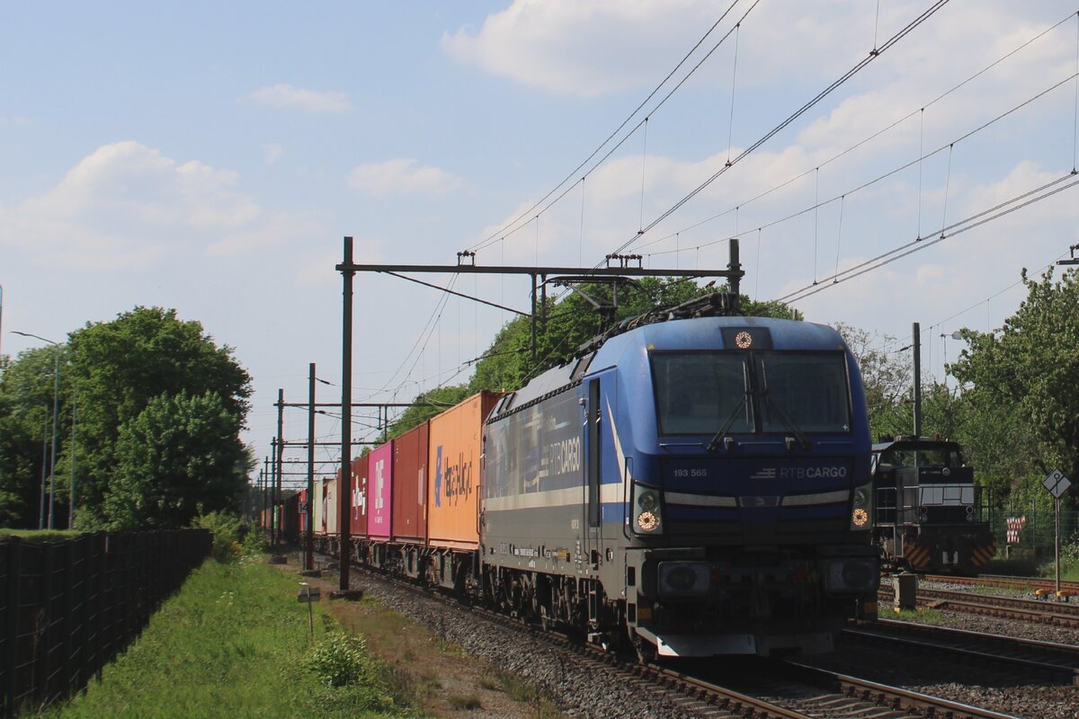 Etwas in Schatten durchfahrt RTB 193 565 mit der Kehl-KLV Blerick am 2 Mai 2025.