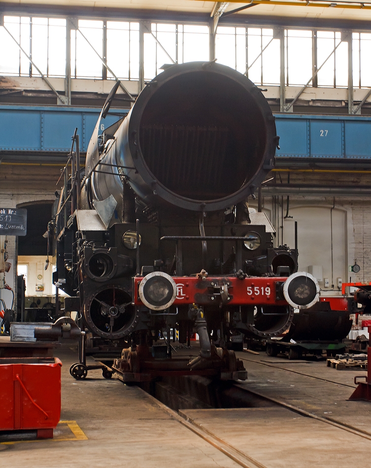 Etwas zerrupft ist steht die CFL 5519 im Dampflokwerk Meiningen,  aber keine Angst sie wird bald wieder im neuen Glanze erstahlen. 
Die Aufnahme entstand am 24.08.2013 auf einer offiziellen F�hrung.

