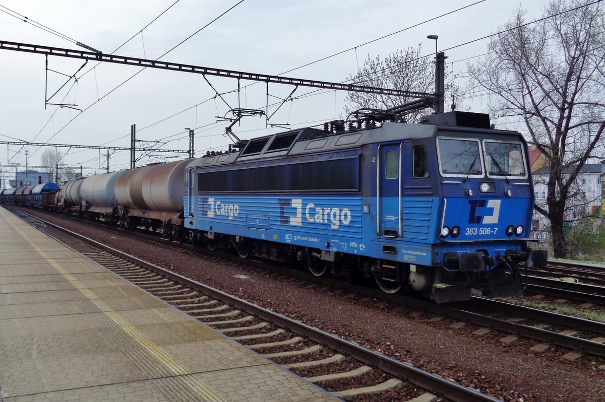 Etwas zwei St�nde nach einfahren verl�sst 363 506 mit der Gegenzug wieder Praha-Liben am 5 April 2017.
