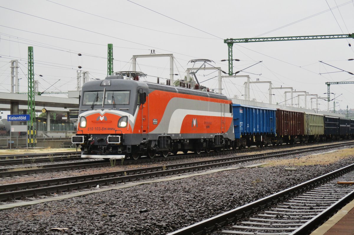 Ex-CFR 40, heute nach Umbau -mit die neuste Nase- Transmontana Ellok 610 103 durchfahrt nahmens MMV Budapest Kelewnf�ld am 21 September 2017.