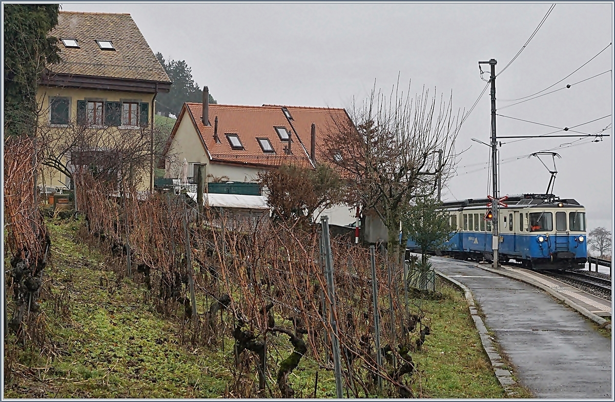 Fährt weiterhin im Planverkehr: der MOB ABDe 8/8 4003  Fribourg  als Regionalzug 2330 von Montreux nach Chernex erreicht Planchamp.
18. Jan. 2018