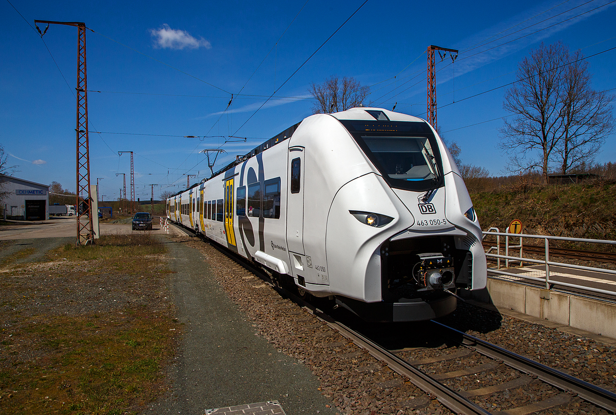 Fast frisch aus der Produktion....
Der dreiteilige Siemens Mireo 463 050-5 / 863 050-1 / 463 550-4 (94 80 0463 050-5 D-DB / 94 80 0863 050-1 D-DB /94 80 0463 550-4 D-DB) der DB Regio AG f�r die S-Bahn Rhein-Neckar f�hrt am 22.04.2021 durch Rudersdorf (Kreis Siegen) in s�dlicher Richtung. Er ist wohl auf �berf�hrungsfahrt.

Der Triebzug wurde 2020 von Siemens Mobility im Werk Krefeld (ehemals DUEWAG) gebaut.

Im Sommer 2017 erhielt Siemens den Auftrag zur Lieferung von 57 Z�gen vom Typ Mireo an die DB Regio AG, f�r den Einsatz der S Bahn Rhein-Neckar. Der Mireo wird als S-Bahn-Fahrzeug im Rhein-Neckar-Gebiet auf den k�nftigen Linien der S5, S6, S8 und S9 eingesetzt. Au�erdem wird er als „Murgt�ler Radexpress“ auf der Strecke zwischen Mannheim und Baiersbronn verkehren.

Als Mireo wird ein von Siemens Mobility entwickelter elektrischer Triebzug f�r den Schienenpersonennahverkehr bezeichnet, der im Produktportfolio von Siemens den Desiro ML ersetzt.

Der Mireo wird ausschlie�lich als Elektrotriebzug angeboten, eine Variante mit Verbrennungsmotor ist derzeit nicht geplant. Anders als der Desiro ML verf�gt der Mireo �ber Jakobs-Drehgestelle, die, �hnlich wie beim ICE 4, mit innengelagerten Rads�tzen ausgestattet sind. Die Wagenk�sten werden in Aluminium-Integralbauweise hergestellt. Die Zahl der Einzelwagen, aus denen ein Triebzug gebildet wird, kann je nach Konfiguration zwischen zwei und sieben variiert werden. Jeder Endwagen des Mireo hat eine L�nge von 26 m, jeder Mittelwagen ist 19 m lang. Es werden Versionen f�r Bahnsteigh�hen von 550 mm, 760 mm und 960 mm angeboten. Die Zahl der angetriebenen Drehgestelle kann variiert werden, wodurch sich unterschiedliche Werte f�r die Anfahrbeschleunigung ergeben. Nach Angaben von Siemens wurden bei der Konstruktion des Zuges der Traktionsstromrichter und die elektrodynamische Bremse optimiert. Die Zwischenkreisspannung betr�gt 750 V.

Im Zuge der Erweiterung der S-Bahn Rhein-Neckar auf den Strecken zwischen Mannheim, Eppingen, Karlsruhe und Aglasterhausen, an der Bergstra�e und nach Mainz, setzt die DB Regio seit 13. Dezember 2020 stufenweise insgesamt 57 Neufahrzeuge vom Typ Mireo ein. Die Fahrzeuge gehen ins Eigentum einer Landesgesellschaft der Aufgabentr�ger �ber und werden w�hrend der 14-j�hrigen Laufzeit des Verkehrsvertrags an DB Regio Mitte verpachtet. Das Au�endesign der Fahrzeuge integriert bestehende Designelemente der L�nder Rheinland-Pfalz und Baden-W�rttemberg und erg�nzt sie mit einem fahrzeughohen S-Bahn-Symbol.

Die Fahrzeuge haben pro Seite sechs doppelfl�gelige Schwenkschiebet�ren eine Einstiegsh�he von 800 mm, mit Schiebetritten auf 770 mm, aufweisen.  Die Fahrzeuge sind mit Fahrgast-WLAN ausgestattet. Sie haben 8 Sitze in der ersten Klasse, in der zweiten Klasse 152 Festsitze mit Armlehnen und je einer halben Steckdose und 40 Klappsitze und mit Stehpl�tzen eine Kapazit�t von etwa 454 Fahrg�sten. Mit bis zu sechs Fahrr�dern in den f�nf Mehrzweckbereichen k�nnen in einem Triebzug 26 Fahrr�der mitgenommen werden. Die optische Fahrgastinformation erfolgt �ber sechs doppelseitige Flachbildschirmdeckengondeln sowie Flachbildschirme in den Einstiegsbereichen. Im Fahrgastraum erfolgt wie schon in den modernisierten Triebz�gen der Baureihe 425 eine Video�berwachung, deren Aufzeichnungen 72 Stunden lang gespeichert werden. Die Triebz�ge kosten zusammen etwa 340 Mio. Euro.

TECHNISCHE DATEN der BR 463 (Siemens Mireo, dreiteilig):
Spurweite: 	1.435 mm (Normalspur)
Achsformel: Bo‘ 2‘2‘ Bo‘
L�nge �ber Kupplung: 69.860 mm 
Breite: 2.808 mm
Drehzapfenabstand: 19.680 mm (Endwagen) / 19.800 m (Mittelwagen)
Achsabstand in den Antriebs-Drehgestellen: 2.300 mm
Achsabstand in den Jakobs-Drehgestellen: 2.600 mm
Treib- und Laufraddurchmesser: 880 mm (neu) / 810 mm (abgenutzt)
Leergewicht: 109 t
H�chstgeschwindigkeit: 160 km/h
Dauerleistung: 2.600 kW
Beschleunigung: 0,96 m/s�
Anfahrzugkraft: 130 kN
Bremskraft: 130 kN
Kleinster bef. Halbmesser: 	R 125 m (Werkstatt R 100 m)
Stromsystem: 15 kV 16,7 Hz ~
Strom�bertragung: Oberleitung
Sitzpl�tze: 	200 (davon 8 in der 1. Klasse)
Anzahl der T�ren je Seite: 6
Niederfluranteil: 	ca. 60 %
Einstiegsh�he: 800 mm
Kupplungstyp:  S10

Bis Ende 2020 waren bereits �ber 180 Mireo-Triebz�ge bei Siemens bestellt.

Es werden aber  auch noch folgende Varianten als Hybrid-Triebz�ge angeboten:

Mireo Plus B
Im M�rz 2020 erhielt Siemens Mobility den ersten Auftrag f�r eine Variante, die mit einer zus�tzlichen Batterie ausgestattet ist. Die zweiteiligen Fahrzeuge sollen ab Juni 2023 im Ortenau-Netz fahren. Sie haben ohne Oberleitung eine Reichweite bis zu 80 km.

Mireo Plus H
Neben dem Oberleitungselektrischen Triebzug plant Siemens gemeinsam mit dem kanadischen Unternehmen Ballard Power Systems eine Mireo-Variante zu entwickeln, die den ben�tigten Strom mit Hilfe eines Brennstoffzellensystems aus Wasserstoff erzeugt und daher auf nicht-elektrifizierten Strecken eingesetzt werden kann (Mireo Plus H). Eine 200 kW starke Brennstoffzelle von Ballard Power Systems soll dabei eine Geschwindigkeit von bis zu 160 km/h erm�glichen. Die ersten Eins�tze dieses Brennstoffzellenhybridtriebzugs sind ab 2021 geplant.

Quelle: Siemens Mobility, DB Regio und Wikipedia
