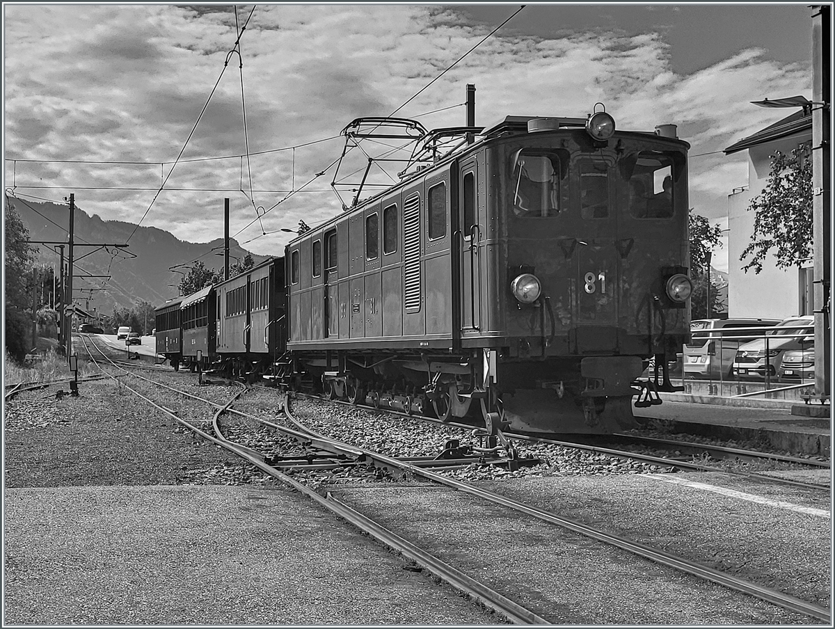 Festival Suisse de la vapeur 2024 / Schweizer Dampffestival 2024 der Blonay-Chamby Bahn.
Nach dem  druckfrischen , aber qualitativ nicht ganz perfekten Bild nun ein weiters, überarbeitets Bild: 
  
Die Bernina Bahn RhB Ge 4/4 81 der Blonay Chamby Bahn ist mit dem ersten Zug des diesjährigen  Festival Suisse de la vapeur 2024  in Blonay angekommen.

(Da ich anschiessend zur Arbeit musste, komme ich erst später dazu, das Festival zu besuchen)  

18. Mai 2024