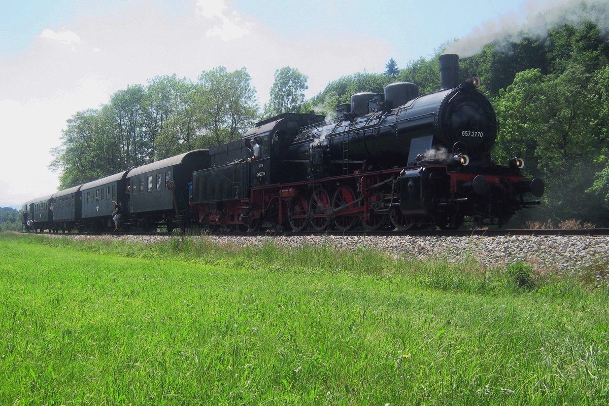 Fotohalt f�r 657.2770 mit deren Dampfzug zwischen Timelkam und Ampflwang am 27 Mai 2012.
