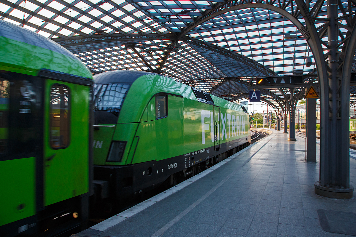 Fr�h morgens im Hbf K�ln....
Der Fotograf war zu langsam, die an die IGE - Internationale Gesellschaft f�r Eisenbahnverkehr GmbH & Co. KG (Hersbruck) f�r FLIXTRAIN Verkehre vermiete MRCE Dispolok ES 64 U2-007 bzw. 182 507-4 (91 80 6182 507-4 D-DISPO) verl�sst am 14.05.2022 mit einem FlixTrain den Hauptbahnhof K�ln.

Die Siemens ES 64 U2 wurde 2002 von Siemens in M�nchen-Allach unter der Fabriknummer 20563 gebaut und Siemens Dispolok GmbH (M�nchen) geliefert. Seit Mai 2021 ist sie an die IGE vermietet, die als Eisenbahnverkehrsunternehmen (EVU) den Verkehr der FlixTrain Verbindungen durchf�hrt.
