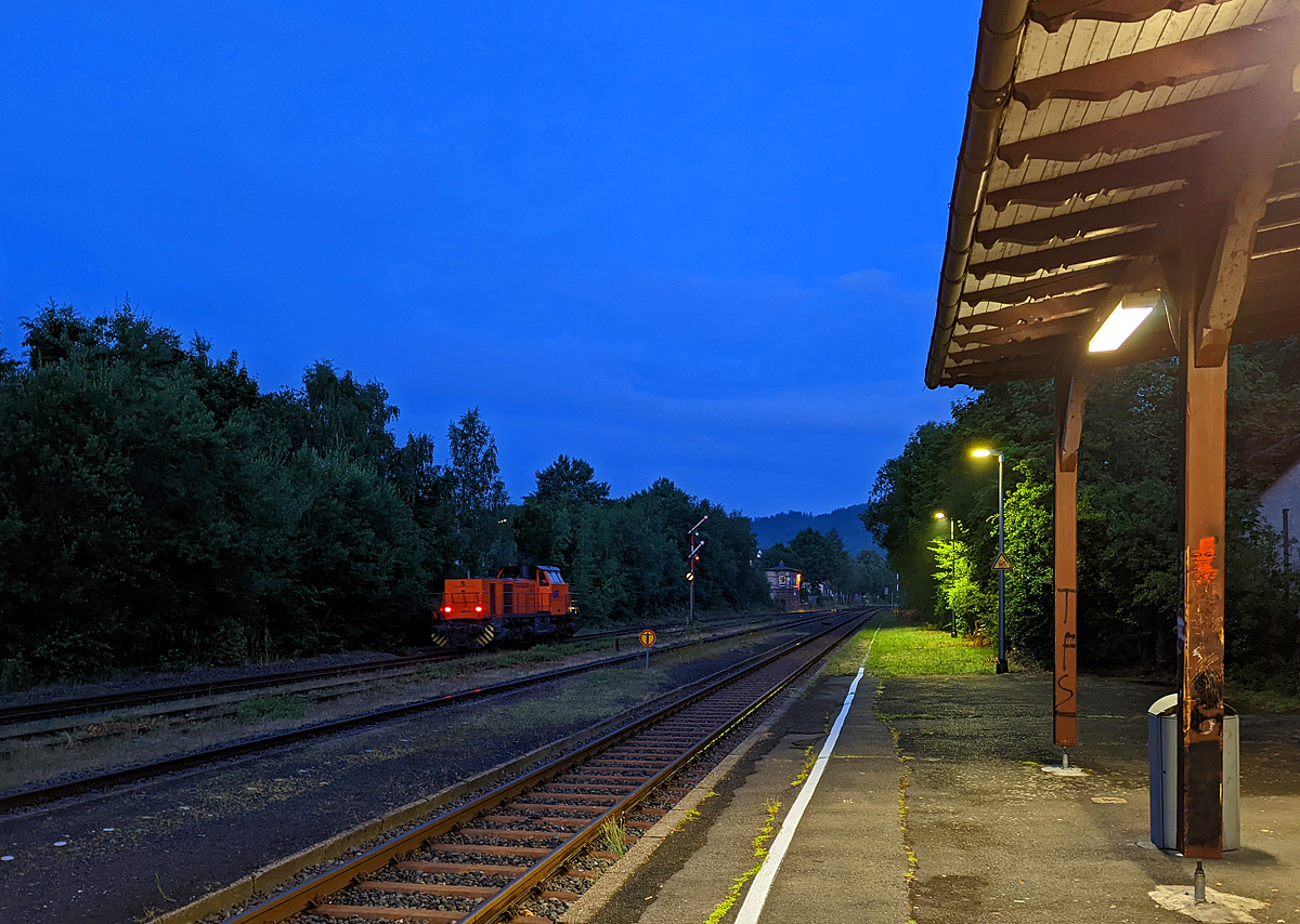 Frühmorgens im Bahnhof Herdorf.....
Die KSW 44 (92 80 1271 004-4 D-KSW) der KSW (Kreisbahn Siegen-Wittgenstein), die MaK G 1000 BB, fährt am 11.07.2022 um 4.54 Uhr als Lz von Herdorf in Richtung Betzdorf (Sieg).
Das Bild wurde mit dem Smartphone gemacht.
