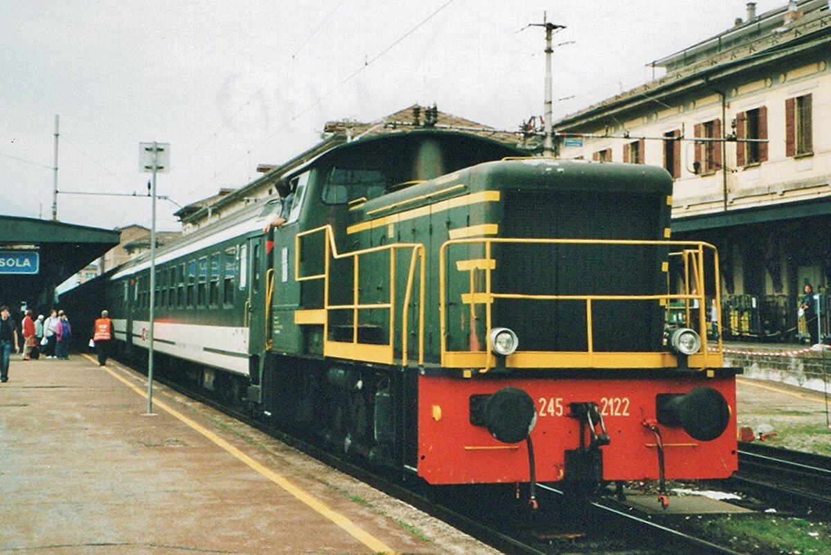 FS D.245 2122 rangiert ein SBB Wagen in Domodossola am 20 Mai 2006.