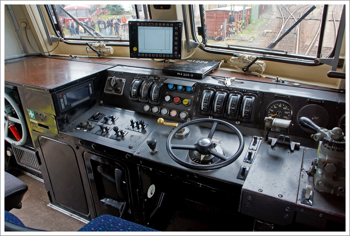 Führerstandansicht:
Im Führerstand der 141 228-7, ex E 41 228, am 28.04.2013 im Eisenbahnmuseum Darmstadt-Kranichstein, sie ist eine Dauerleihgabe der DB-Regio AG ans Museum.

Hinweis: Ein offizielle Führerstands-Besichtigung der Museumslok, daher öffentlich zugänglich.