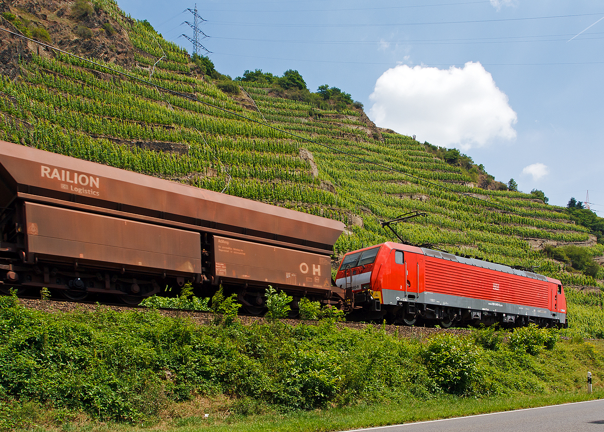 
Für leere Erzzüge reicht auch eine 189er...
Als wir am 22.06.2014 in Richtung Koblenz mit dem Auto an der Mosel entlang auf der Heimreise sind, überholt uns die 189 040-9 der DB Schenker Rail Deutschland AG mit einem leeren Erzzug  (mit Falrrs 153 Wagen). 

Die Siemens ES 64 F4 hat die Zugsicherungssystem-Komponenten für Deutschland und Niederlande installiert (Class 189-VJ) und wurde 2004 von Siemens in München unter der Fabriknummer 20718 gebaut. Sie hat die NVR 91 80 6189 040-9 D-DB und die EBA-Nummer EBA 00A23A 018.
