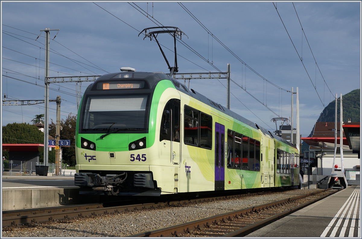 Für mich gehören die TPC Beh 2/6 zu den schönsten SURF Zügen. 
Der Beh 2/6 545 wartet in Aigle auf die Abfahrt nach Champéry. 

1. Sept. 2019