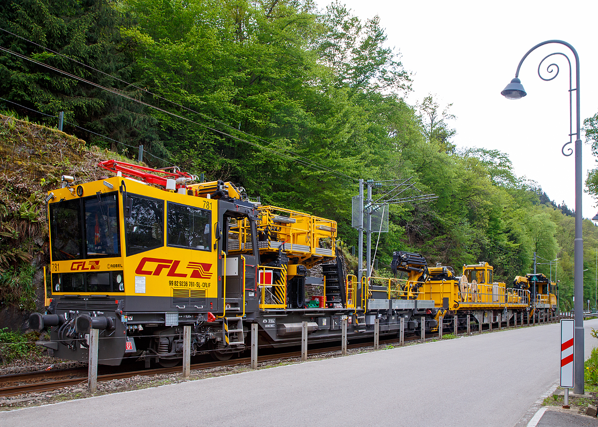 
F�r die in den n�chsten Tagen anfallenden Oberleitungsarbeiten stand bereits am 14.05.2016 in Kautenbach (Luxemburg), auf dem Gleis nach Wiltz, dieser Oberleitungsmontagezug der CFL Infrastruktur bereit.

Vorne der CFL Robel 781 ein Robel Interventions- und Instandhaltungsfahrzeug 57.54 (IIF), Schweres Nebenfahrzeug Nr. 99 82 9236 781-5 L-CFLIF (V�hicule secondaire lourd Nr.).

Mittig der Oberleitungsmontage-Wagen, bestehend aus dem Container-Tragwagen der Gattung Sgns 1 der AAE-Cargo AG (37 80 4557 621-2 D-AAEC), mit einer aufgesetzten zweiteiligen Oberleitungsmontageplattform basierend auf zwei 30´ ISO-Containerrahmen (die etwas verbreitert sind).

Hinten der CFL Robel 722 ein Robel Interventions- und Instandhaltungsfahrzeug 54.22 (IIF), Schweres Nebenfahrzeug Nr. 99 82 9136 722-0 L-CFLIF (V�hicule secondaire lourd Nr.).