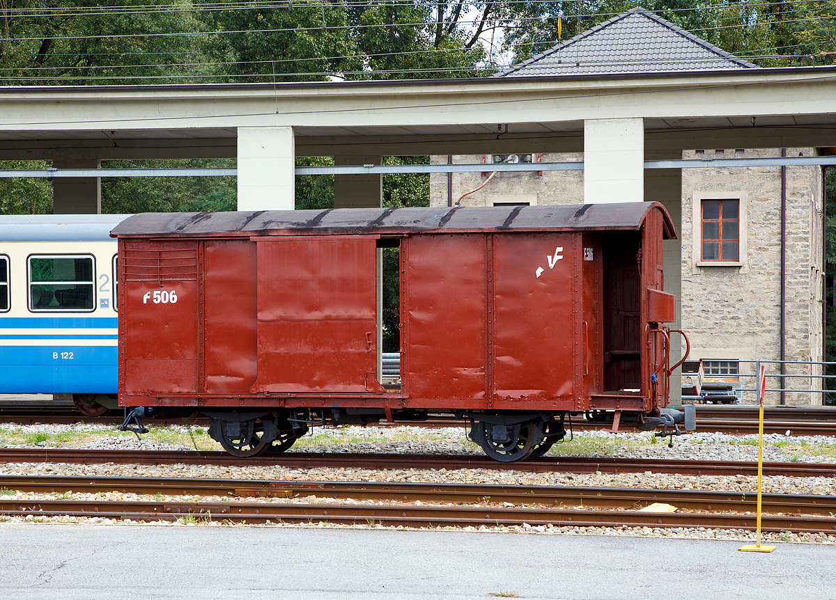 
Gedeckter 2-achsige G�terwagen F 506 der SSIF (Societ� subalpina di imprese ferroviarie) am 15.09.2017 im Depot in Domodossola.